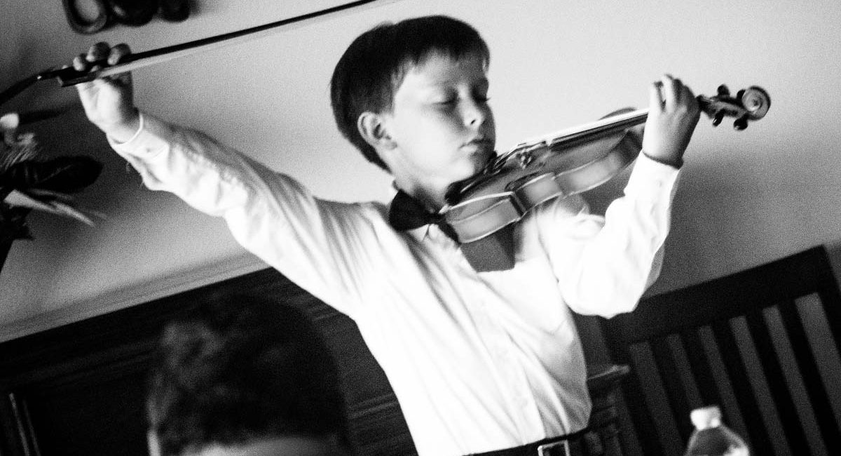 Young male violinist competition in the 2017 Madeline Schatz-Harris Youth Concerto Competition
